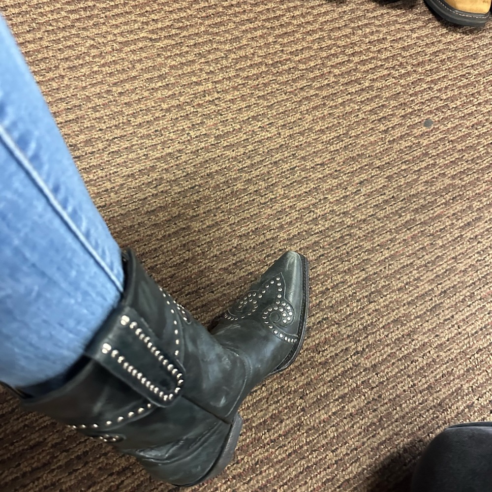 In search of these Old Gringo boots.  Need size 7, 7 1/2, or 8.